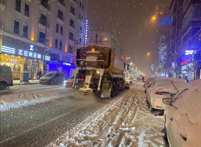 Van’da Yoğun Kar Yağışı Ekipleri Alarma Geçirdi