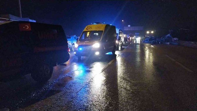 Adana Gaziantep Otoyolu Nurdağı Gişelerinde Yolcu Otobüsü Şarampole Yuvarlandı. Kazada En Az 20-25 Kişi Yaralandı. Olay Yerine Çok Sayıda Polis, Sağlık, İ̇tfaiye Ve Umke Ekibi Sevk Edildi.