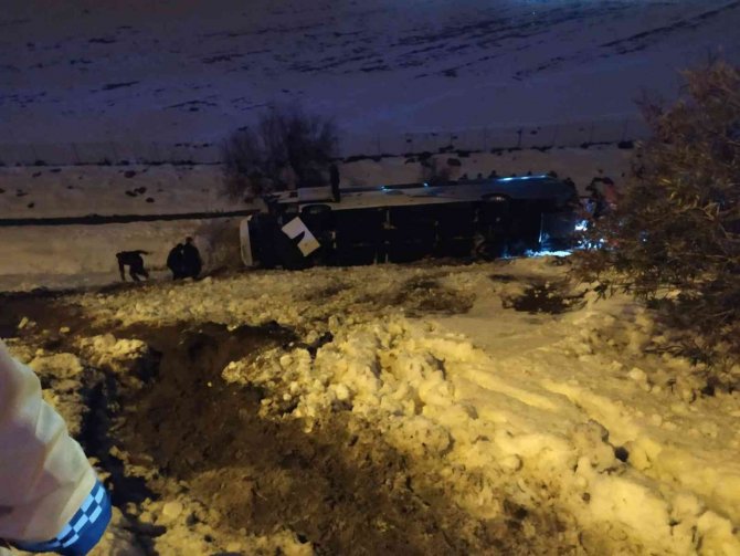 Adana Gaziantep Otoyolu Nurdağı Gişelerinde Yolcu Otobüsü Şarampole Yuvarlandı. Kazada En Az 20-25 Kişi Yaralandı. Olay Yerine Çok Sayıda Polis, Sağlık, İ̇tfaiye Ve Umke Ekibi Sevk Edildi.