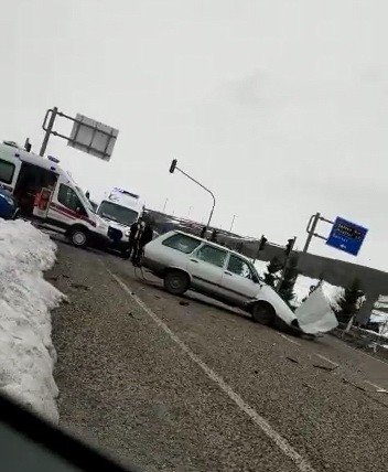 Otomobil İle Hafif Ticari Araç Çarpıştı: 4 Yaralı