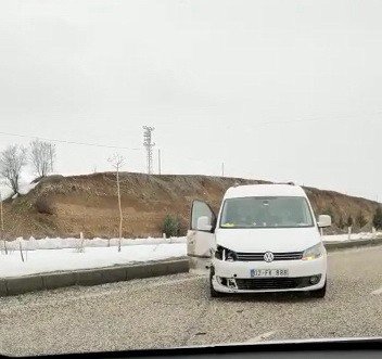 Otomobil İle Hafif Ticari Araç Çarpıştı: 4 Yaralı
