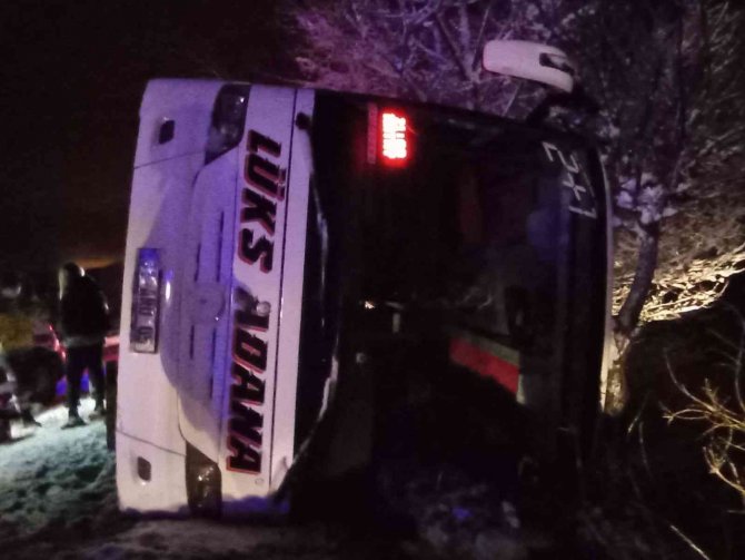 Afyonkarahisar’da Yolcu Otobüsü Devrildi, 6 Kişi Yaralandı