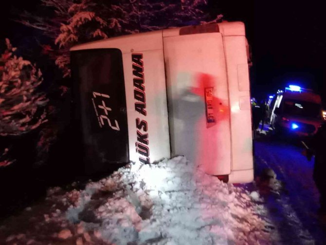 Afyonkarahisar’da Yolcu Otobüsü Devrildi, 6 Kişi Yaralandı