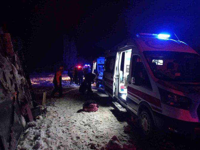 Afyonkarahisar’da Yolcu Otobüsü Devrildi, 6 Kişi Yaralandı