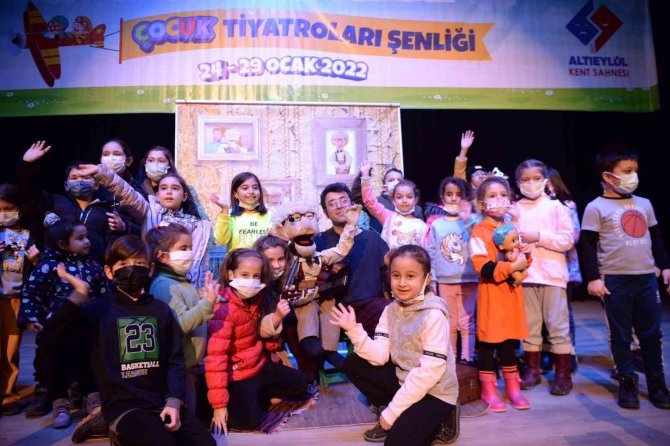 Çocuklar Altıeylül’ün Tiyatro Şenliğinde Buluştu