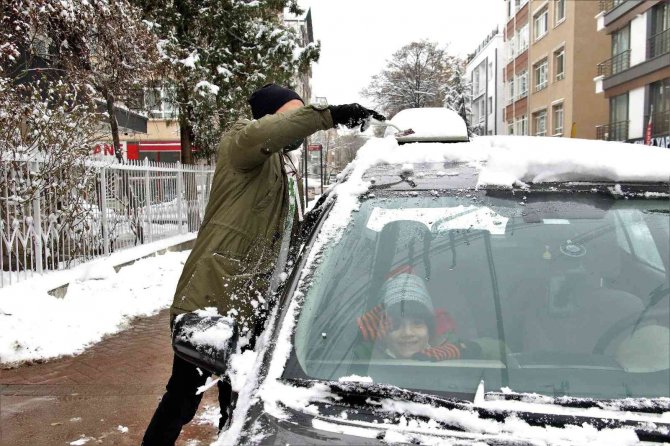 Başkentliler Güne Karla Uyandı