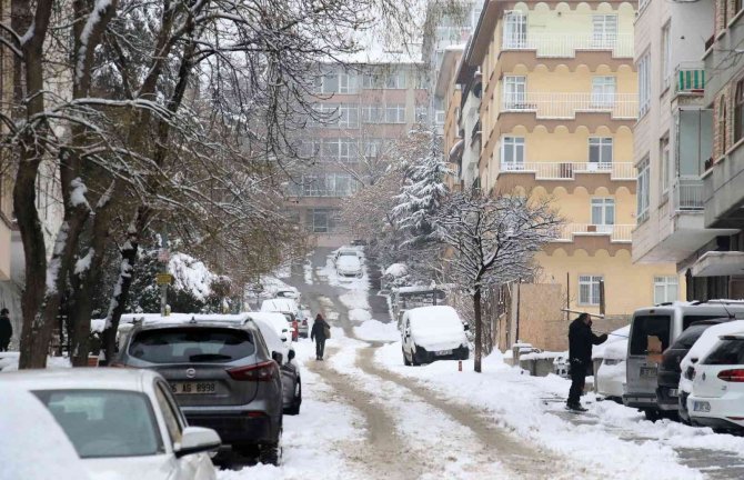 Başkentliler Güne Karla Uyandı