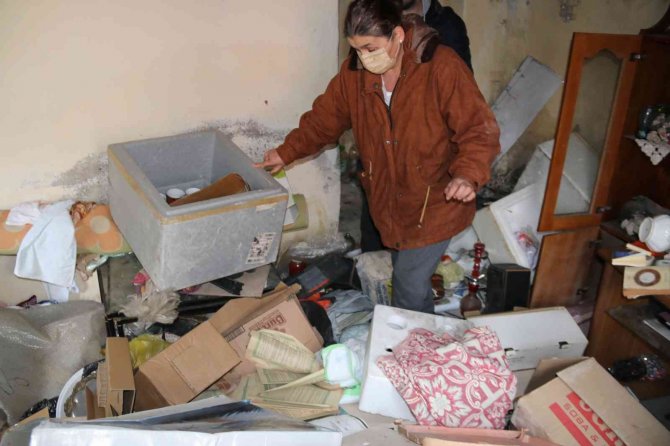 Tehditlerden Korktuğu İçin 1 Yıl Sonra Gelebildiği Evini Talan Edilmiş Halde Buldu, Gözyaşlarına Boğuldu