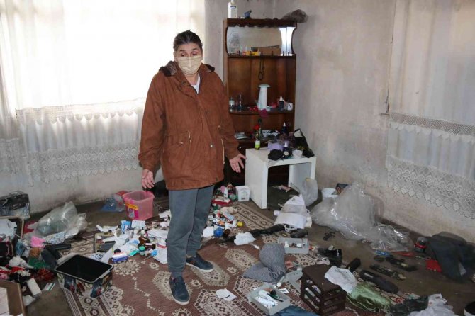Tehditlerden Korktuğu İçin 1 Yıl Sonra Gelebildiği Evini Talan Edilmiş Halde Buldu, Gözyaşlarına Boğuldu