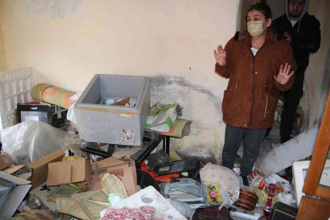 Tehditlerden Korktuğu İçin 1 Yıl Sonra Gelebildiği Evini Talan Edilmiş Halde Buldu, Gözyaşlarına Boğuldu