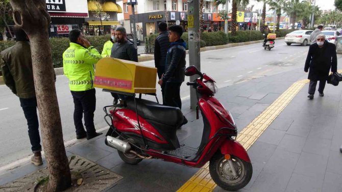 Otomobile Arkadan Çarpan Motosikletli Kurye Ölümden Döndü