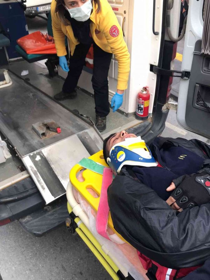 Otomobile Arkadan Çarpan Motosikletli Kurye Ölümden Döndü