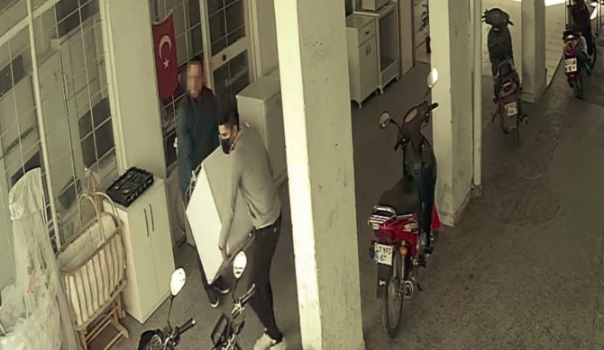 Böyle Yüzsüz Hırsız Görülmedi, Nakliyeci Kiralayıp Komşuya Hamallık Yaptırdı