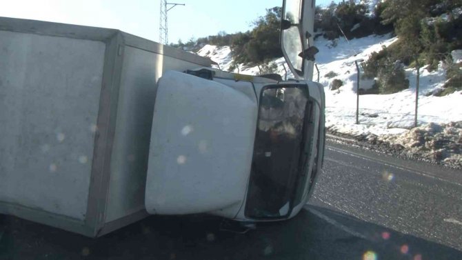 Arnavutköy’de Buzlanan Yolda Kontrolden Çıkan Kamyonet Yan Yattı