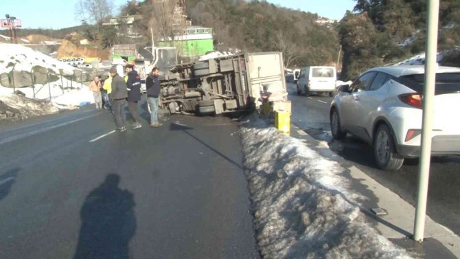 Arnavutköy’de Buzlanan Yolda Kontrolden Çıkan Kamyonet Yan Yattı