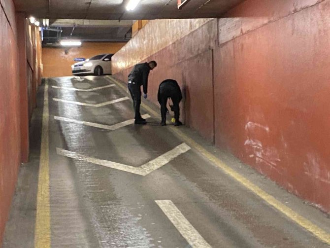 Avm Otoparkında Silahlı Saldırı: 1 Yaralı