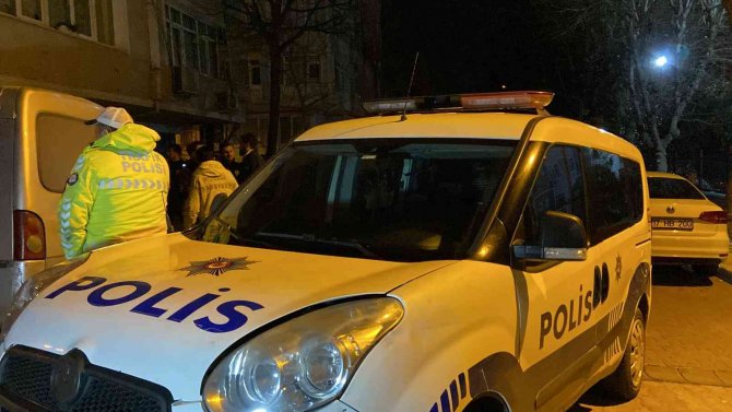 Bahçelievler’de İlginç Kaza, Park Halindeki Araçlara Çarpıp Dik Bir Şekilde Havada Asılı Kaldı