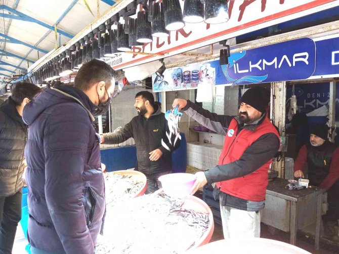 Vatandaş Balık Haline Akın Etti