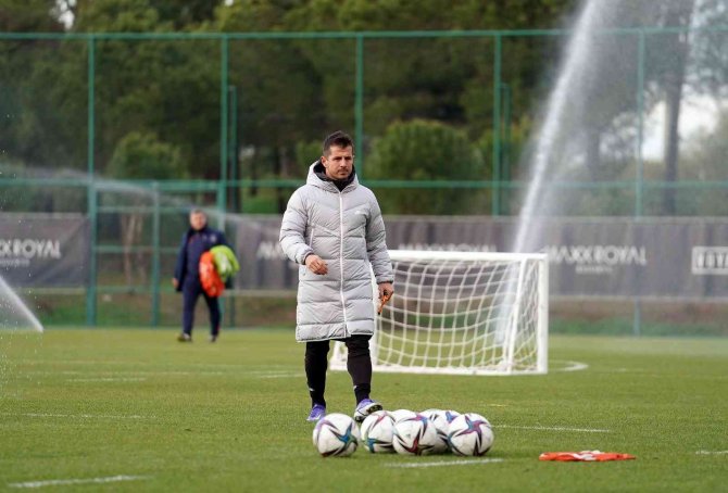 Emre Belözoğlu: “Trezeguet’nin Ardından 1 İsim Daha Alabiliriz”