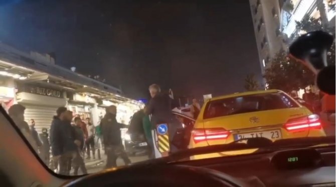 Beyoğlu’nda Yaşanan Yumruk Ve Tekmeli Kavgalar Kamerada