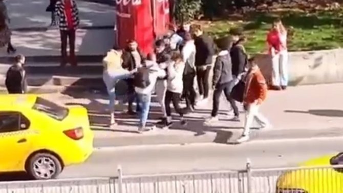 Beyoğlu’nda Yaşanan Yumruk Ve Tekmeli Kavgalar Kamerada