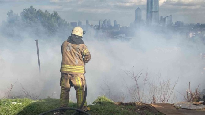 Kağıthane’de Korkutan Gecekondu Yangını: Dumanlar Gökyüzünü Kapladı