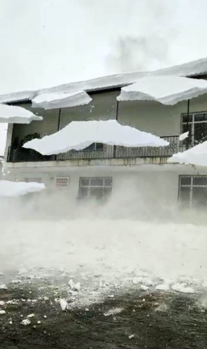Bitlis’te Çatıdan Düşen Kar Kütleleri Korkuttu