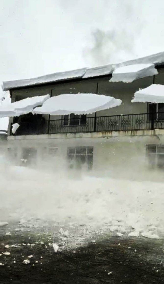 Bitlis’te Çatıdan Düşen Kar Kütleleri Korkuttu