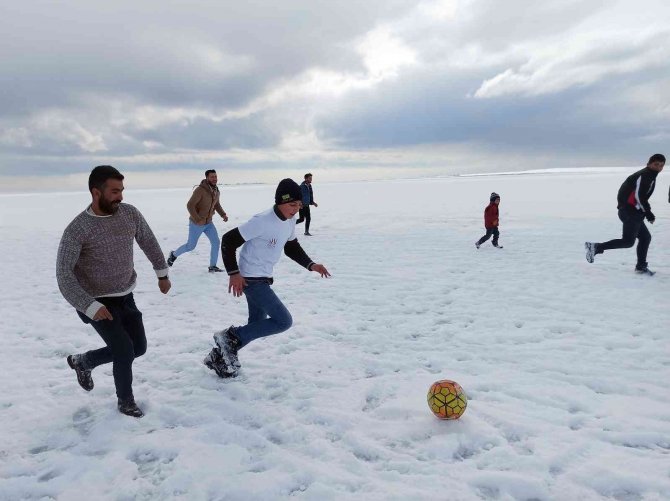 Donan Arin Gölü Üzerinde Futbol Keyfi