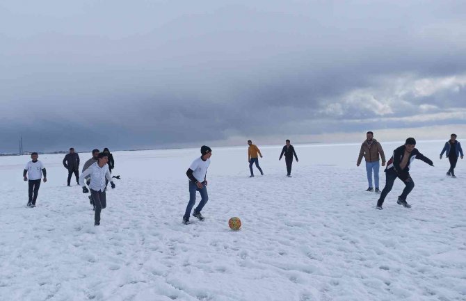 Donan Arin Gölü Üzerinde Futbol Keyfi