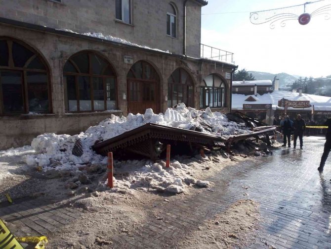 Üzerinde Kar Biriken Caminin Sundurması Cemaatin Üzerine Düştü: 5 Yaralı