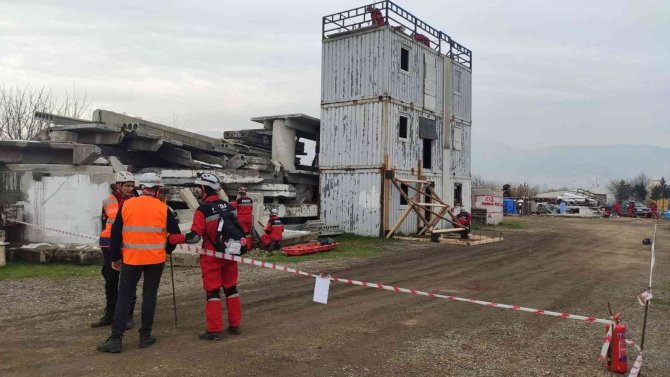 Bursa’da Deprem Tatbikatı Gerçeğini Aratmadı