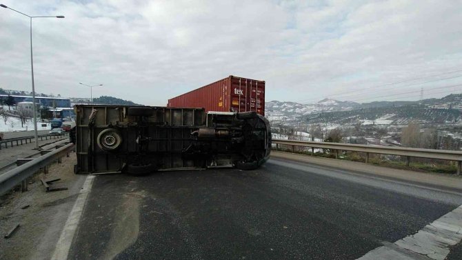 Kamyonet Devrildi, Bursa-i̇stanbul Yolunda Kilometrelerce Araç Kuyruğu Oluştu