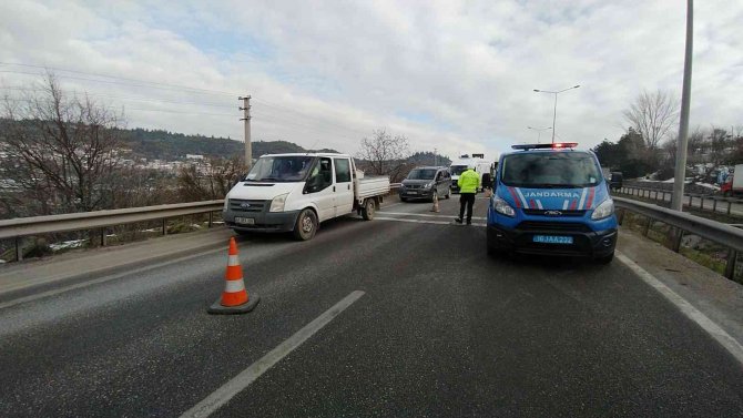Kamyonet Devrildi, Bursa-i̇stanbul Yolunda Kilometrelerce Araç Kuyruğu Oluştu