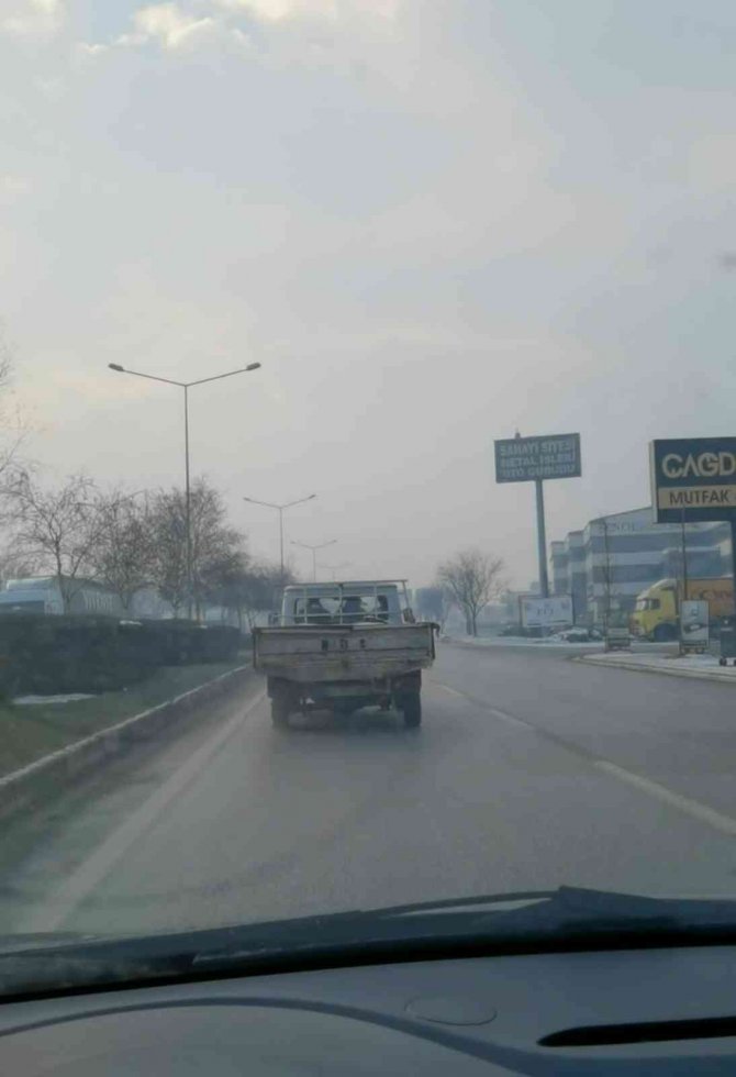 Patlak Lâstikle Kilometrelerce Seyretti, O Ânlar Kameraya Yansıdı