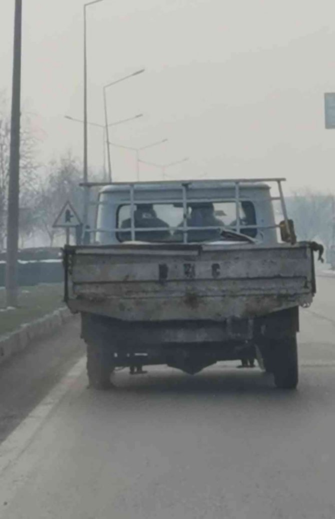 Patlak Lâstikle Kilometrelerce Seyretti, O Ânlar Kameraya Yansıdı