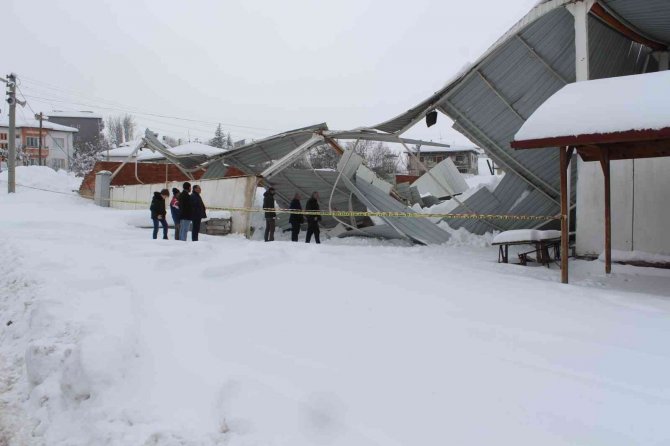 Boğazkale’de Pazar Yerinin Çatısı Kardan Çöktü