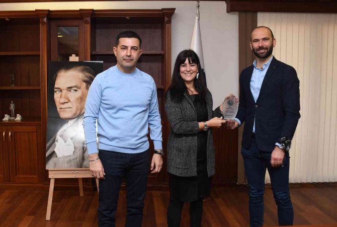 Davutlarspor’dan Başkan Ömer Günel’e Teşekkür Plaketi