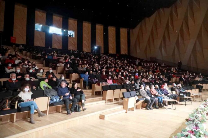 105 Kişilik Koronun Seslendirdiği Eserler Dinleyenleri Mest Etti
