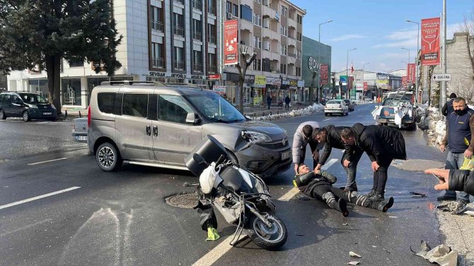 Motosikletli, Aniden Yola Çıkan Otomobile Çarptı: 1 Yaralı