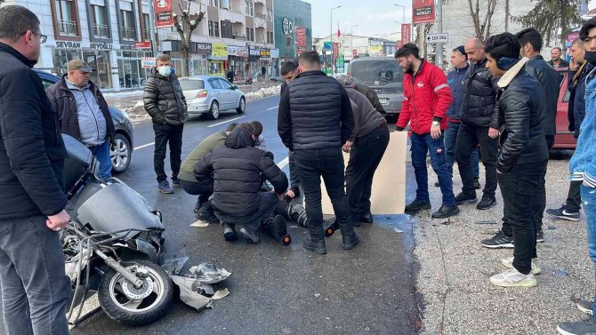 Motosikletli, Aniden Yola Çıkan Otomobile Çarptı: 1 Yaralı