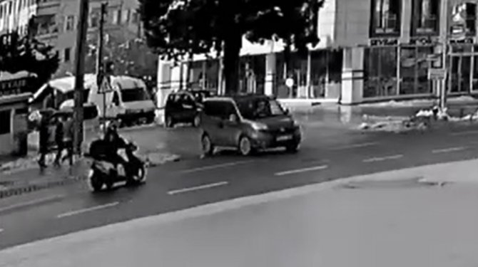 Motosikletli, Aniden Yola Çıkan Otomobile Çarptı: 1 Yaralı