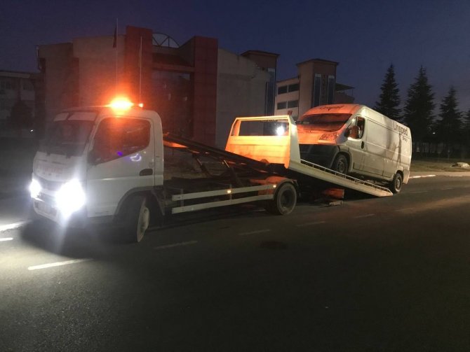 Edirne’de Park Halindeki Kargo Aracı Yandı