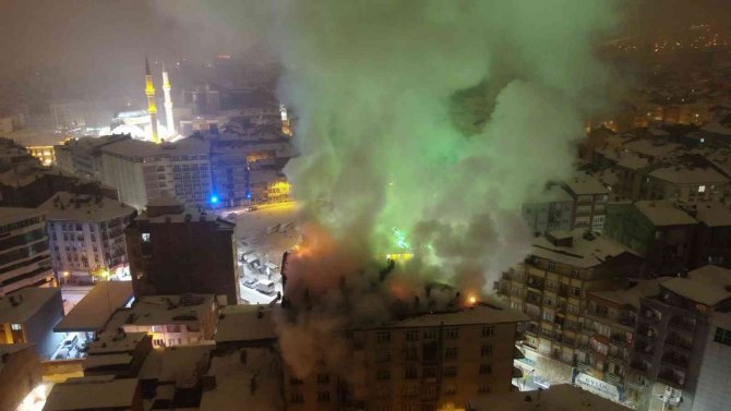 Elazığ’da 6 Katlı Binada Korkutan Yangın, Ekiplerin Müdahalesi Sürüyor