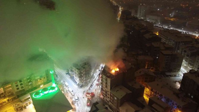 Elazığ’da 6 Katlı Binada Korkutan Yangın, Ekiplerin Müdahalesi Sürüyor