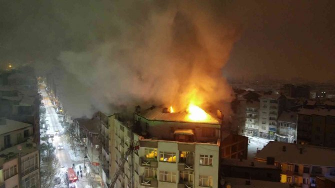 Elazığ’da 6 Katlı Binada Korkutan Yangın, Ekiplerin Müdahalesi Sürüyor