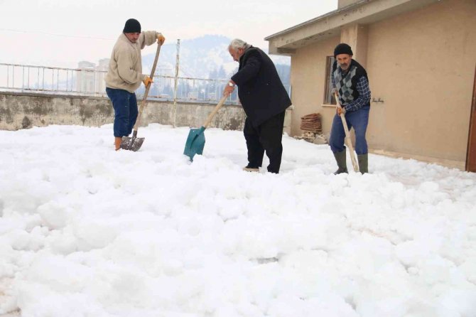 Gündelik İşçiler Kar Mesaisinde
