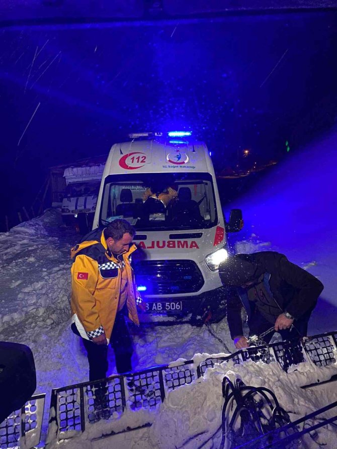 Yolda Kalan Ambulansın İmdadına Otel Çalışanları Yetişti