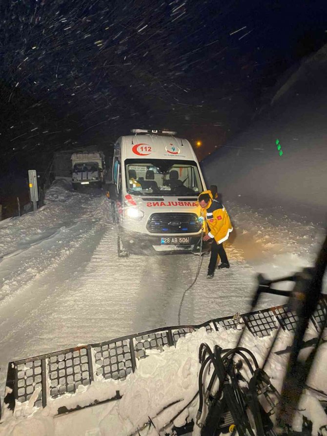 Yolda Kalan Ambulansın İmdadına Otel Çalışanları Yetişti