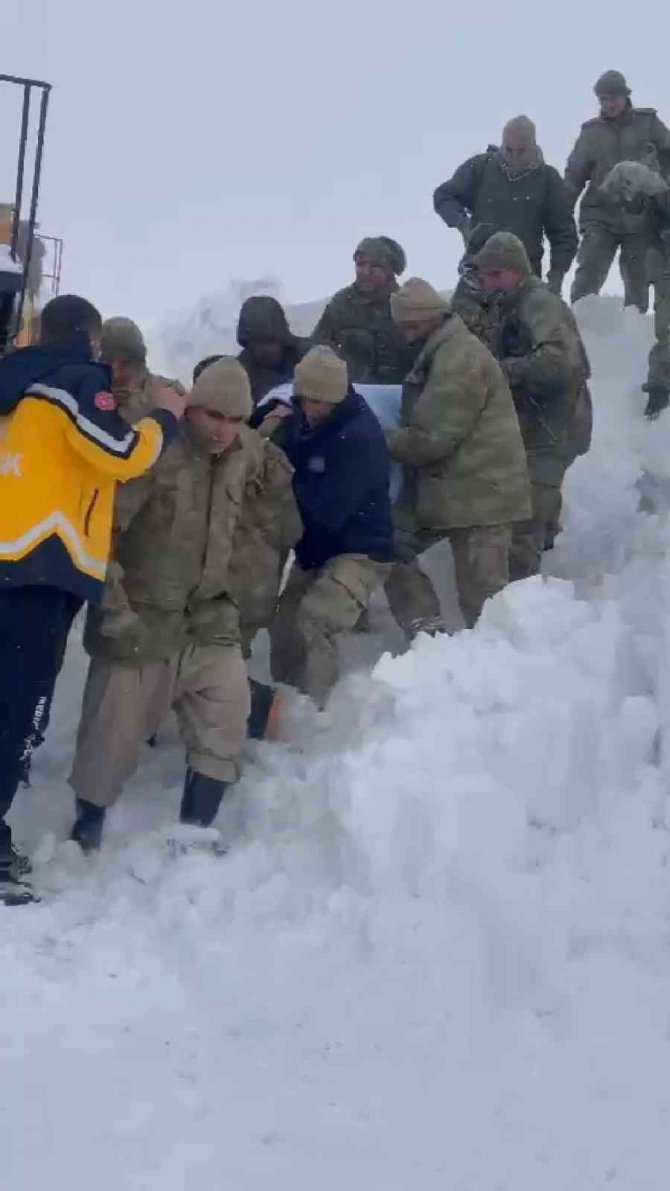 Üs Bölgesinde Rahatsızlanan Asker İçin Ekipler Seferber Oldu